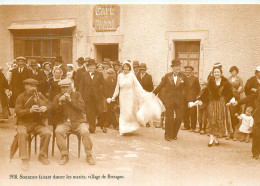 Sonneurs Faisant Danser Les Mariés . Village De Bretagne .   (réédition ATLAS) - Other & Unclassified