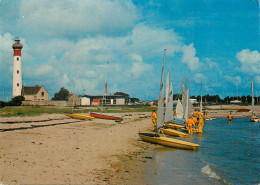 OUISTREHAM . La Plage Et Le Phare. Départ De L'école De Voile - Ouistreham