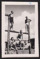 Jolie Photographie De 1943 : 5 Hommes Torse Nu Sur La Plage Maillot Slip De Bain Sexy Man Men Muscle Erotic 5,8x8,8 Cm - Autres & Non Classés