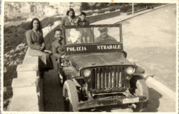 CP Carte Photo D'époque Photographie Vintage Militaire Automobile Jeep Polizia - Coppie
