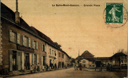 N81 - 38 - LA BATIE-MONTGASCON - Isère - Grande Place - Andere & Zonder Classificatie