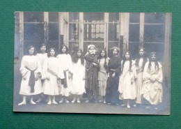 CARTE PHOTO Ancienne Groupe Adolescentes Théatre Déguisement Représentation Toge 1911 - Altri & Non Classificati