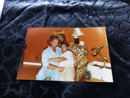 P-622 , Photo, Couple De Gays S'enlassant Un Canapé, Circa 1975 - Anonymous Persons