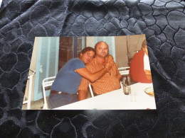 P-626 , Photo, Couple De Gays S'enlaçant , Circa 1975 - Anonymous Persons