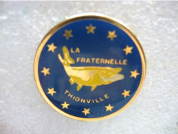 Pin's De L'association De Pêche "La Fraternelle" à Thionville (Dépt:57) - Associations