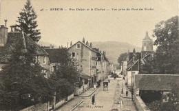 39 - ARBOIS - Rue Delort Et Le Clocher - Vue Prise Du Pont Des Ecoles - Arbois