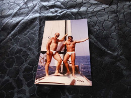 P-648 , Photo,  Couple D'Homme Gay En Slip Sur Un Bateau, Circa 1970 - Anonyme Personen