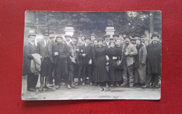 75 - PARIS - CARTE PHOTO - TRES BEAU GROUPE DE PERSONNES DEVANT L’ ENTREE D’UN PARC - - Sonstige & Ohne Zuordnung