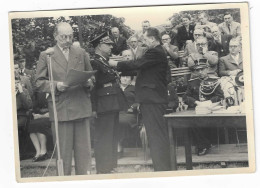 56346  A Identifier   Carte  Photo  Remise  Décoration  Policier   -   Gendarme  Officier - Sonstige & Ohne Zuordnung