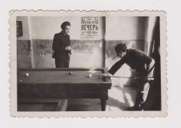 Guys, Two Young Men Play Billiards, Scene, Vintage 1930s Orig Photo 8.3x5.6cm. (51722) - Anonymous Persons