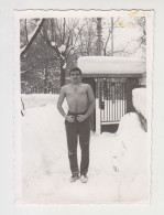 Shirtless Muscle Young Man, Pose In Snowyard, Vintage Orig Photo 6x8.3cm. (33622) - Persone Anonimi