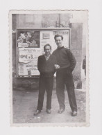 Handsome Guys, Two Young Men Pose Affectionate, Vintage Orig Photo Gay Int. 5.9x8.7cm. (50821) - Personnes Anonymes