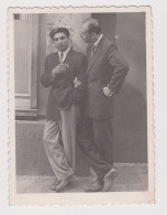 Two Stylish Young Men Pose Affectionate, Closeness, Scene, Vintage Orig Photo Gay Int. 6.5x8.8cm. (51823) - Anonyme Personen