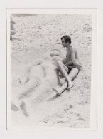 Man Funny Beach Scene, Pose With Sand Woman Figure, Vintage Orig Photo 6.7x8.9cm. (64204) - Personnes Anonymes