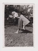 Two Young Women, Lady Play In Park, Scene, Vintage Orig Photo 5.7x8.1cm. (50732) - Persone Anonimi