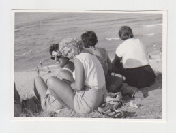 Two Sexy Young Women, Closeness, Summer Beach Scene, Rear Portrait, Vintage Orig Photo 8.5x6cm. (23134) - Anonyme Personen