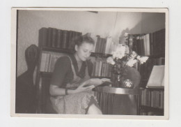 Young Woman, Lady Reading Book, Room Interior, Library, Vintage Orig Photo 8.7x6cm. (22582) - Persone Anonimi