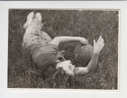 Young Woman, Scene With Ball, Odd Vintage Orig Photo 8.9x6cm. (20037) - Anonyme Personen