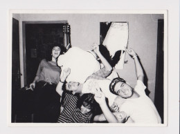 Guys, Young Woman, Funny Home Party Scene, Vintage Orig Photo 12x8.8cm. (40563) - Persone Anonimi