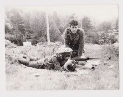 Young Woman Shooting With Rifle, Scene, Vintage Orig Photo 11.8x8.9cm. (50990) - Personnes Anonymes