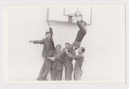 Guys, Few Young Men Funny Basketball Scene, Vintage Orig Photo 13x8.5cm. (51372) - Personnes Anonymes