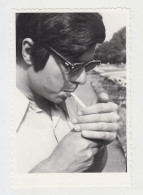 Man Lighting Cigarette, Scene, Vintage Orig Photo 8.4x12.5cm. (25150) - Anonyme Personen