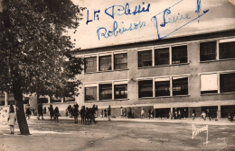 Le Plessis Robinson - Le Nouveau Groupe Scolaire - Cour De L'école - Le Plessis Robinson