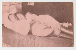 Man And Woman, Pose Affectionate In Bed, Portrait, Circa 1910s Vintage Orig Photo 13.9x8.8cm. (12558) - Anonymous Persons