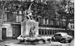 Bollène Statue "Les Lutteurs" Café Du Centre Voiture 4 CV Renault - Bollene