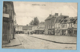 0618  CPA  FORMERIE  (Oise)  La Place -  HORLOGERIE  CHAPELLERIE  CHAUSURES  ..  ++++++ - Formerie