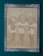 PHOTO Ancienne 3 Militaires Mousquetaires Costume Tenue D'apparat Bottes - Old (before 1900)