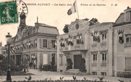 Maisons Alfort - Place De La Salle Des Fêtes Et La Mairie - Maisons Alfort