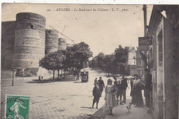 49 . ANGERS. CPA . LE BOULEVARD DU CHÂTEAU. ANIMATION. CHIEN. DEVANT LE BUREAU DE TABAC. ANNÉE 1908 + TEXTE. - Angers