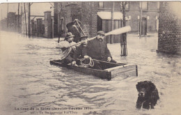 75. PARIS. CRUE DE LA SEINE INONDATIONS DE 1910. UN BAC IMPROVISE RUE D'IVRY. CHIEN DANS L'EAU. ANNEE 1915 TEXTE F.M - Paris Flood, 1910