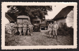 Photographie D'un Groupe De Militaires à Identifier, Armée, Uniformes, Camions Militaires 11,1 X 6,8 Cm - Krieg, Militär