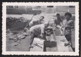 Photographie D'un Groupe D'hommes, Militaires Torse Nu à Identifier, Corvée De Lessive, Pommery?? 1955, Maroc?  6,3x9cm - Guerre, Militaire