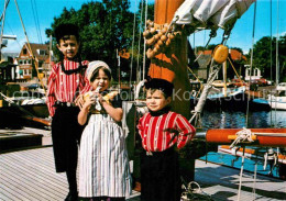 72889195 Urk Kinder In Tracht Auf Dem Segelboot Urk - Altri & Non Classificati