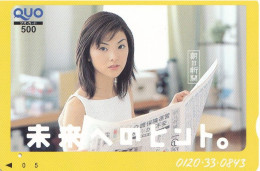 Japan Prepaid Quo Card 500 - Young Women With Newspaper - Japon