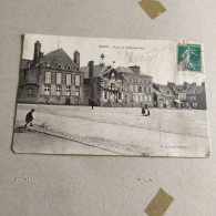 CPA De Ernée - Place De L'Hôtel De Ville - Gendarmerie - Carte Animée Passants Et Enfant Qui Joue - Ernee