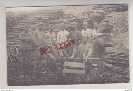 Fixe WW1 Guerre 1914-1918 Carte Photo Militaire Travail Bois Tranchée Fabrication De " Pieu " ? - Weltkrieg 1914-18