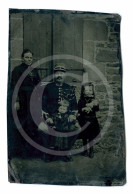 Rare Ferrotype Gendarme Posant Avec Sa Famille Vers 1890 - War, Military