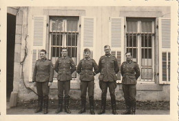 Foto Gruppe Deutsche Soldaten  - 2. WK - 8*5cm   (69382) - Guerre, Militaire