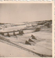 Foto Kolonne Beim Überqueren Einer Brücke über Einen Zugefrorenen Fluss - Whsl. Russland  - 2. WK - 5*5cm   (69383) - Guerre, Militaire