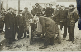 Groupe D' Hommes Et Voiture. - Anonieme Personen