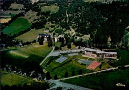 JAUSIERS   ( ALPES DE HAUTE PROVENCE )   VUE AERIENNE DU CENTRE DE VACANCES M. G. E. T.. PLAN DE LA CROIX - Autres & Non Classés