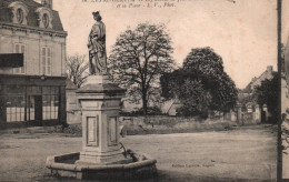 Les Rosiers - La Place Du Village Et Statue De Jeanne De Laval - Café - Otros & Sin Clasificación