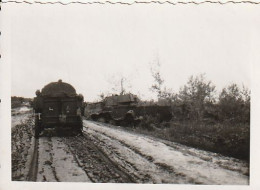 Foto Deutscher LKW Auf Schlammpiste - Abgeschossener Panzer - Whsl. Russland - 2. WK - 8*5cm   (69386) - Guerre, Militaire