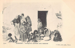 Tunisie - ZARZIS - Femmes Indigènes Devant Une Maison - Ed. F. Soler 214 - Tunisie