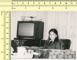 REAL PHOTO  Kid Girl Sitting Next To TV  Fillette Assise à Côté De La Télé PHOTO SNAPSHOT - Personnes Anonymes
