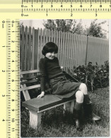 REAL PHOTO  Kid Girl Sitting On Bench Fillette Assise Sur Un Banc PHOTO SNAPSHOT - Anonieme Personen